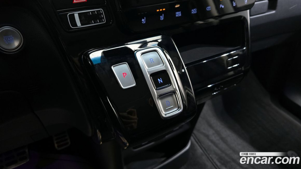 Hyundai Staria Lounge 9-Seater, 2022