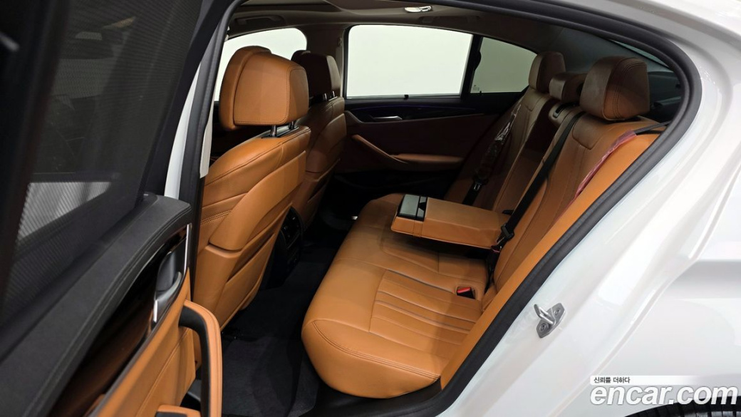 BMW 5-Series 520i Luxury, 2022