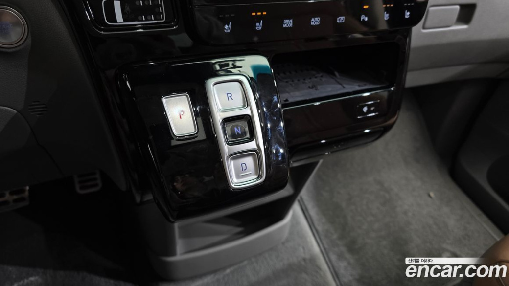 Hyundai Staria 4WD Lounge 9-Seater, 2023