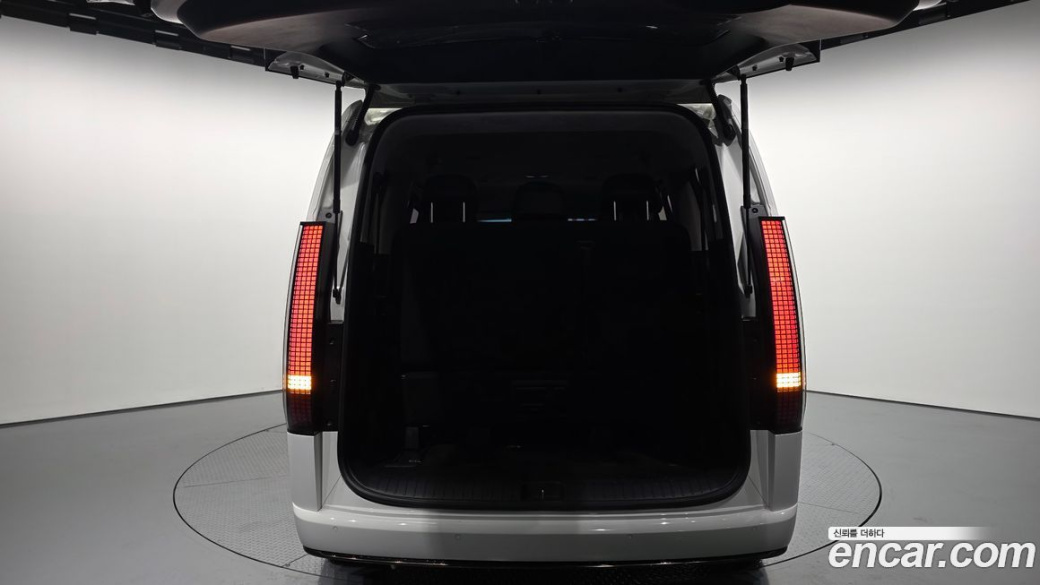 Hyundai Staria Lounge 9-Seater, 2022