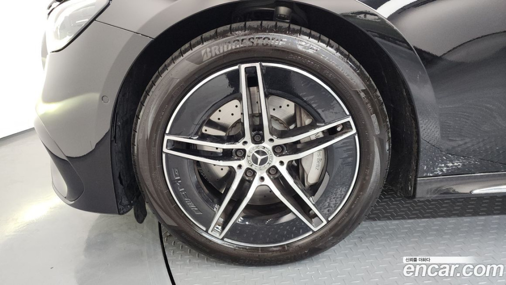 Mercedes-Benz E-Class E300 4MATIC AMG Line, 2025