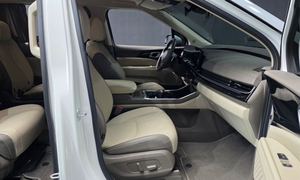 Kia Carnival 9-Seater Hi Limousine, 2025