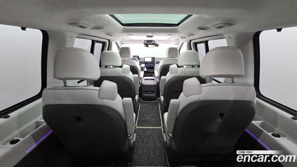 Hyundai Staria 4WD Lounge 9-Seater, 2025
