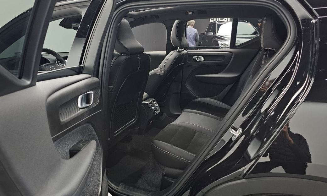 Volvo XC40 B4 Black Edition, 2025