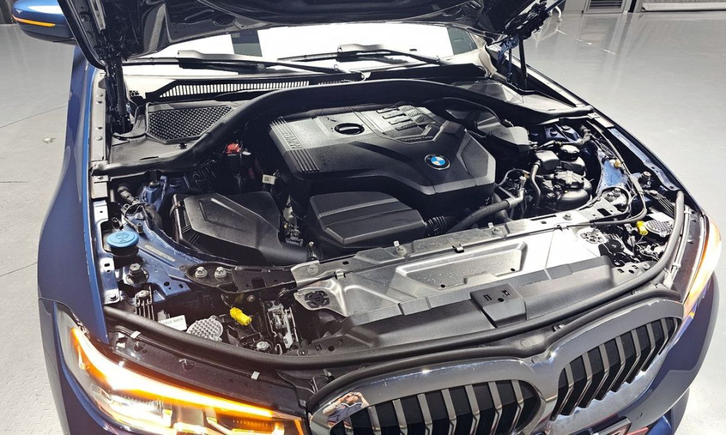 BMW 3-Series 320i Luxury, 2022