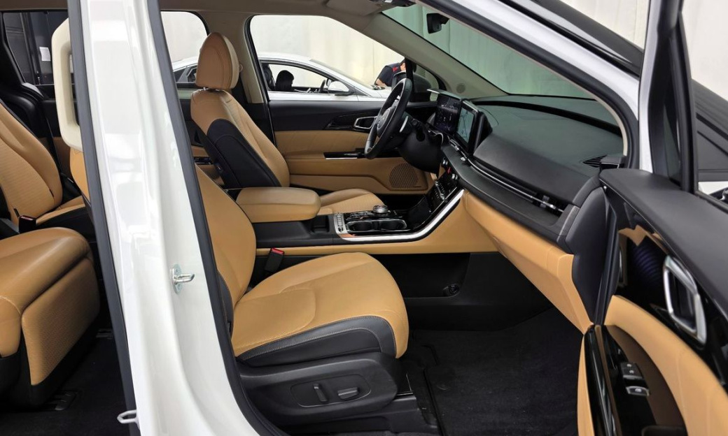 Kia Carnival 7-Seater Signature, 2023