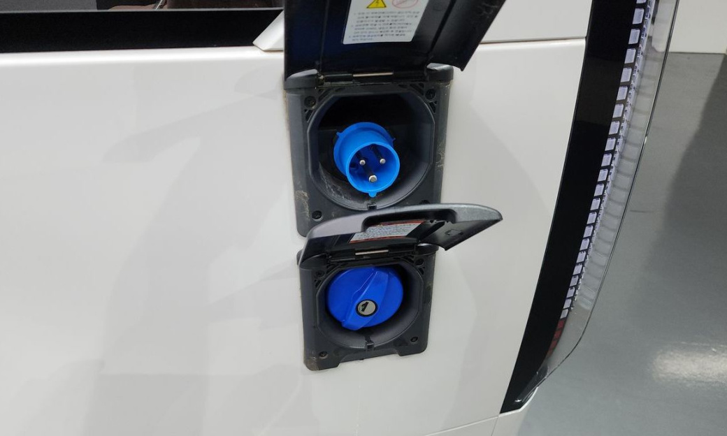 Hyundai Staria 2WD Camping Car, 2024