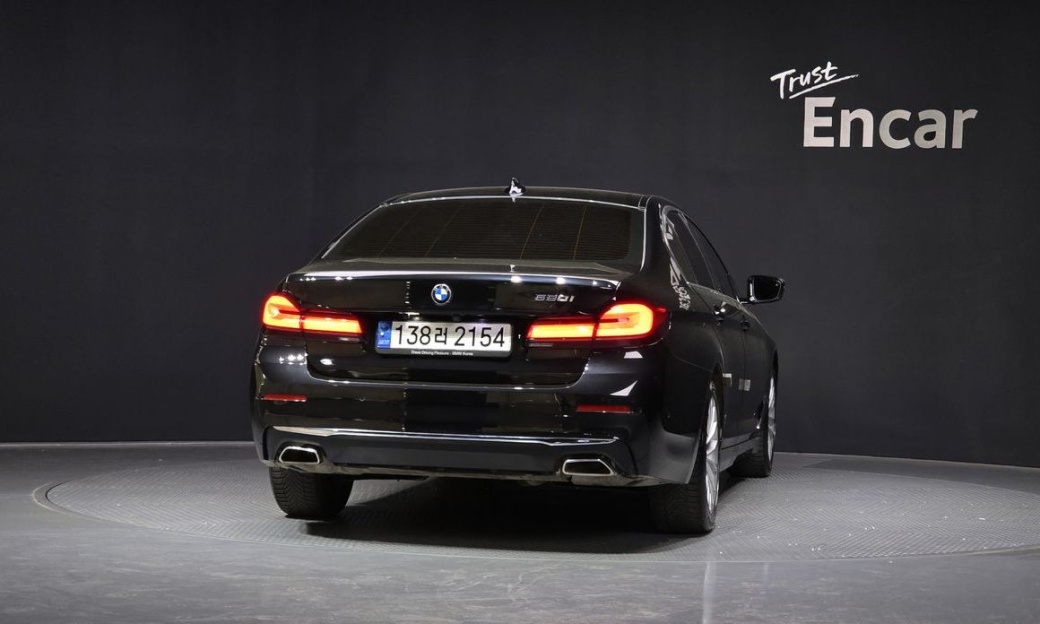 BMW 5-Series 520i Luxury, 2022