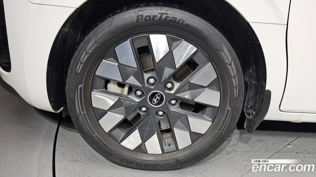 Hyundai Staria 4WD Lounge 9-Seater, 2024