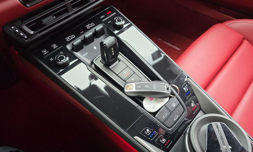 Porsche 911 Carrera 4 GTS, 2023
