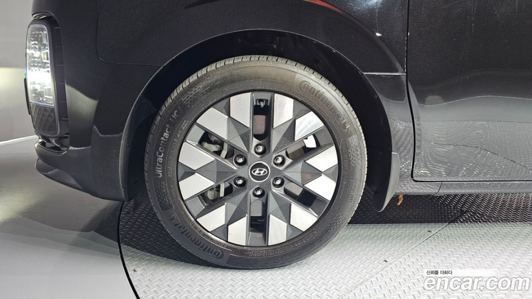 Hyundai Staria 4WD Lounge 9-Seater, 2022