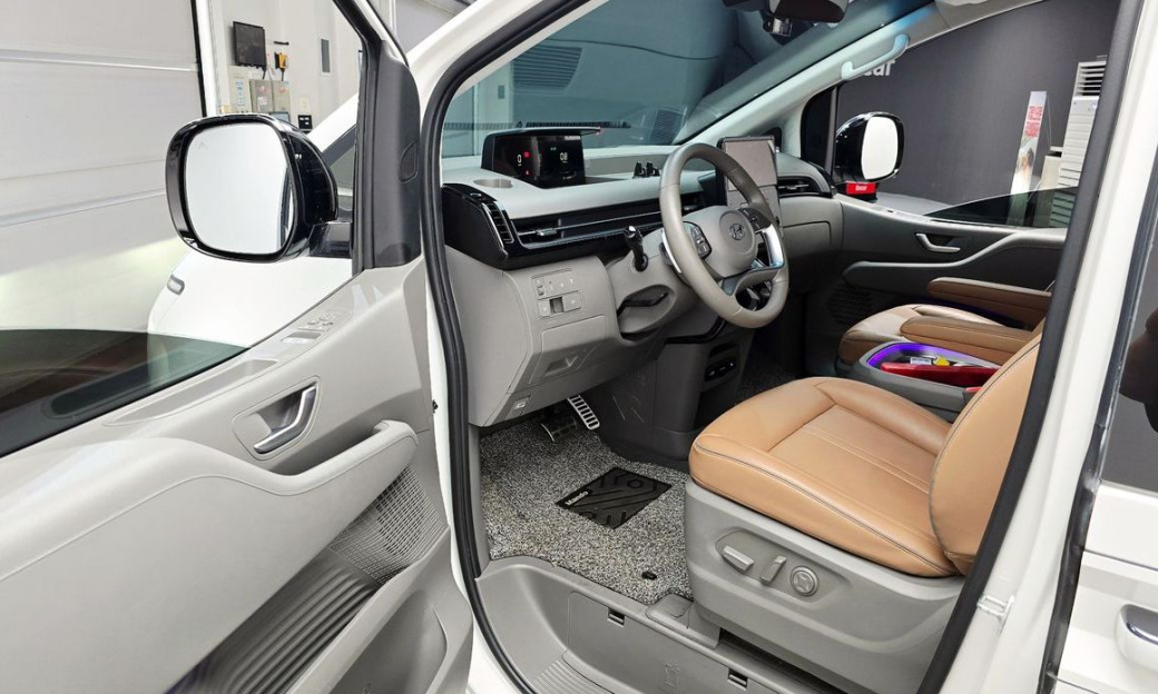 Hyundai Staria 4WD Lounge 9-Seater, 2023