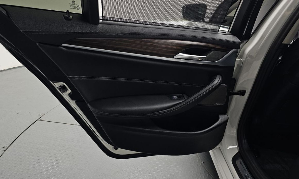 BMW 5-Series 530i Luxury, 2023