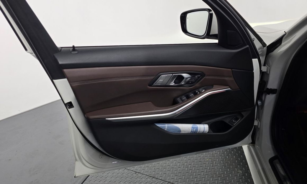 BMW 3-Series 320i Touring M Sports, 2022