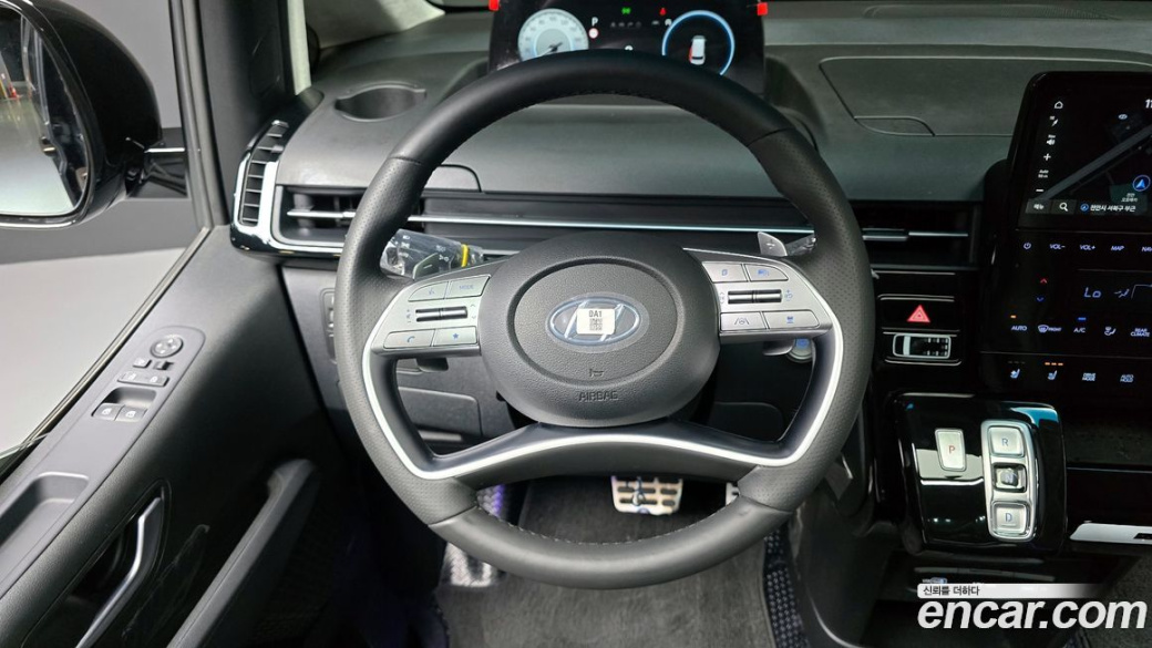 Hyundai Staria 4WD Lounge 9-Seater, 2023