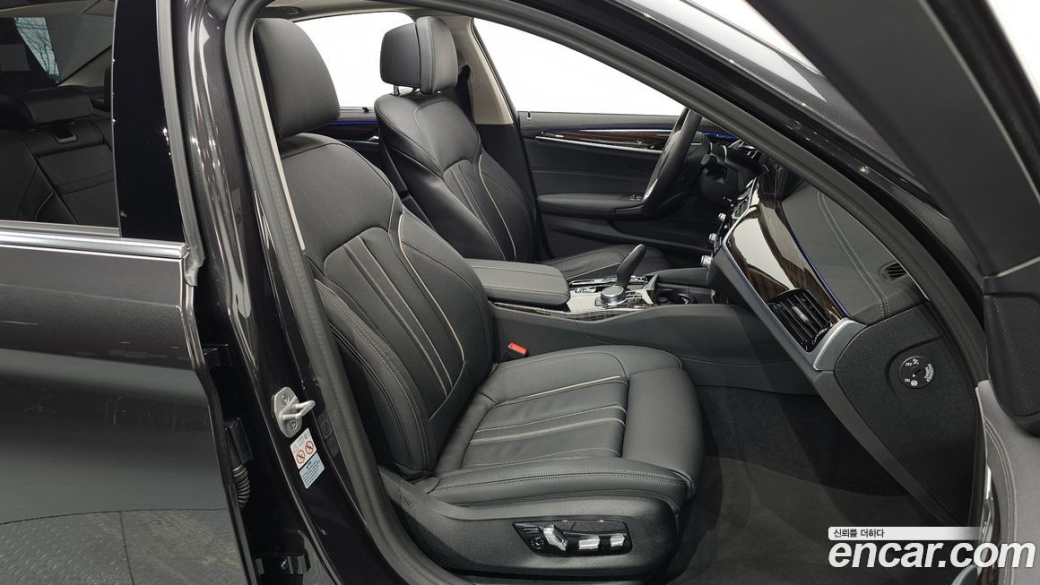 BMW 5-Series 520i Luxury, 2023