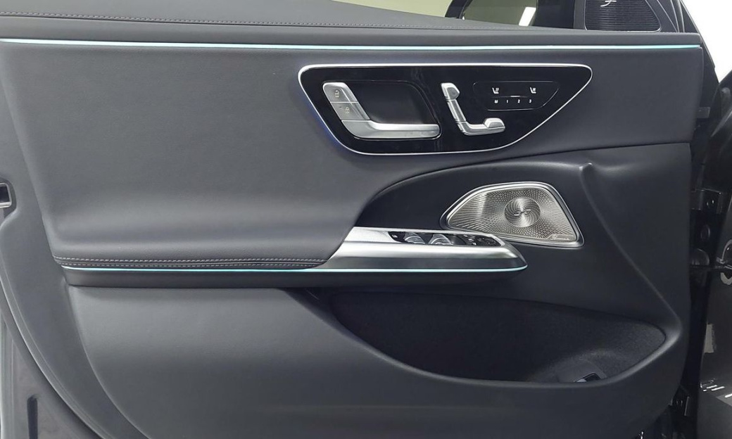 Mercedes-Benz E-Class E300 4MATIC Exclusive, 2025