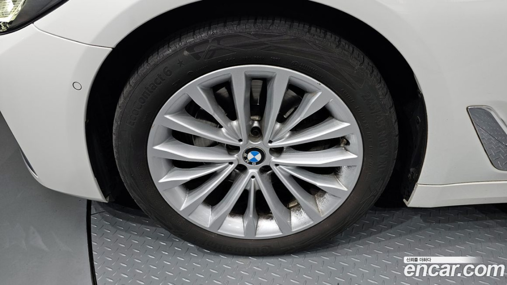 BMW 5-Series 520i Luxury, 2022