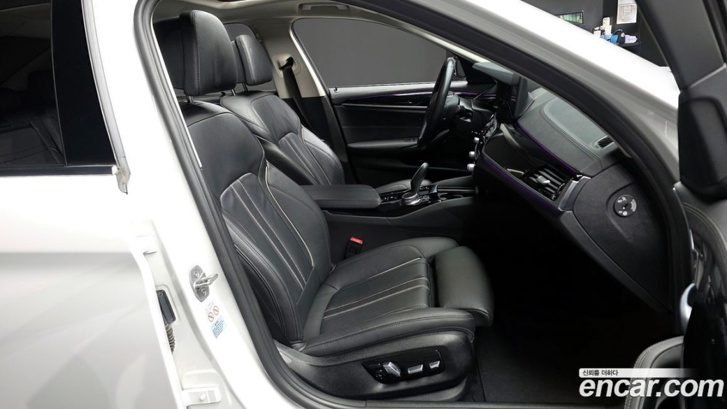BMW 5-Series 520i Luxury, 2022