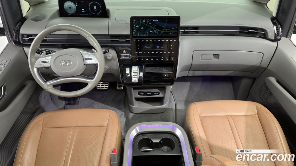 Hyundai Staria 4WD Lounge 9-Seater, 2022