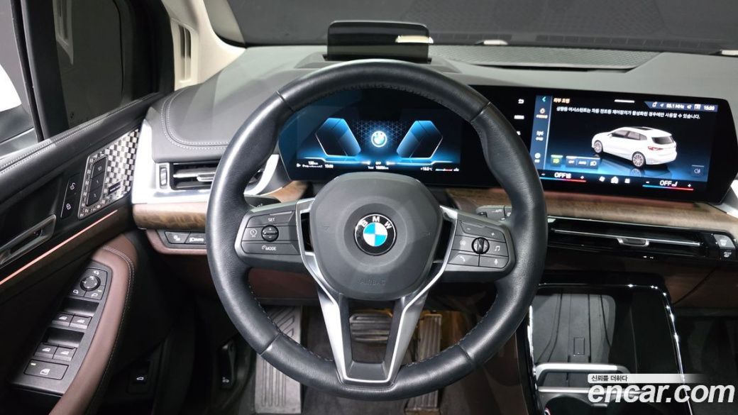 BMW 2-Series 220i Luxury, 2024