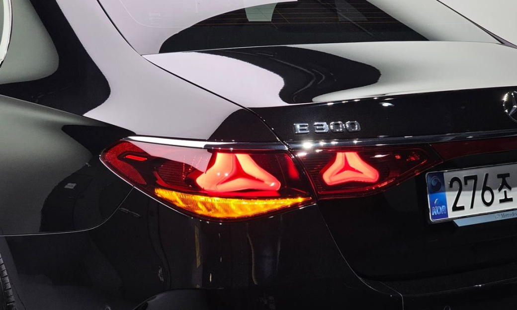 Mercedes-Benz E-Class E300 4MATIC AMG Line, 2025