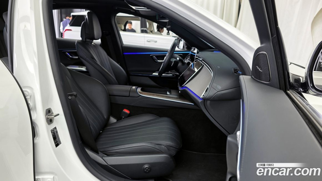 Mercedes-Benz E-Class E300 4MATIC Exclusive, 2025