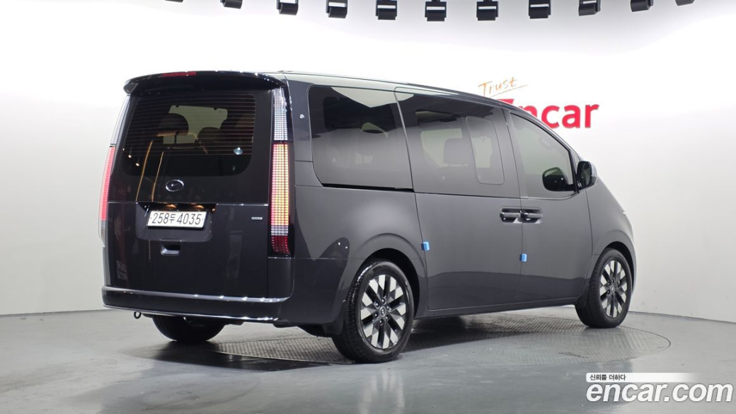 Hyundai Staria 4WD Lounge 9-Seater, 2022