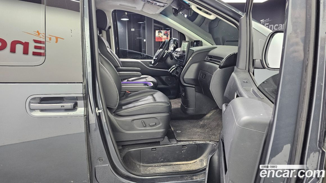 Hyundai Staria 4WD Lounge 9-Seater, 2025