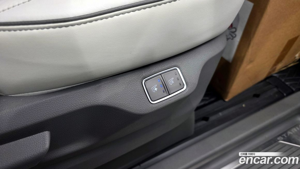 Hyundai Staria 4WD Lounge 9-Seater, 2023