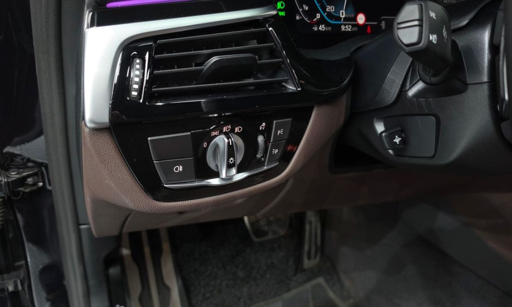 BMW 5-Series M550i xDrive, 2022
