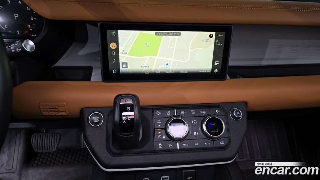 Land Rover Defender 110 P300 X-Dynamic SE, 2024