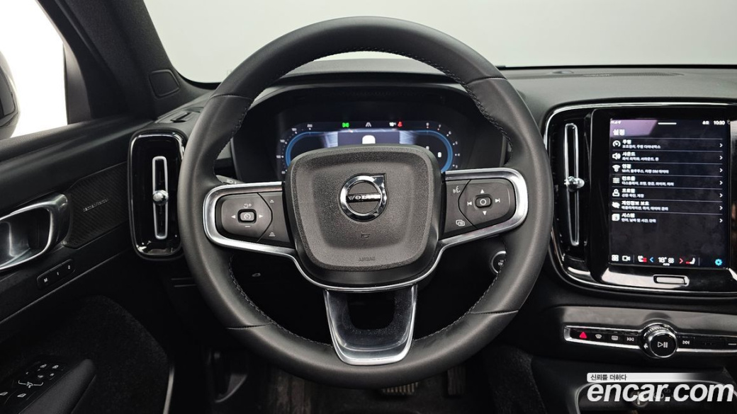 Volvo XC40 B4 Black Edition, 2025