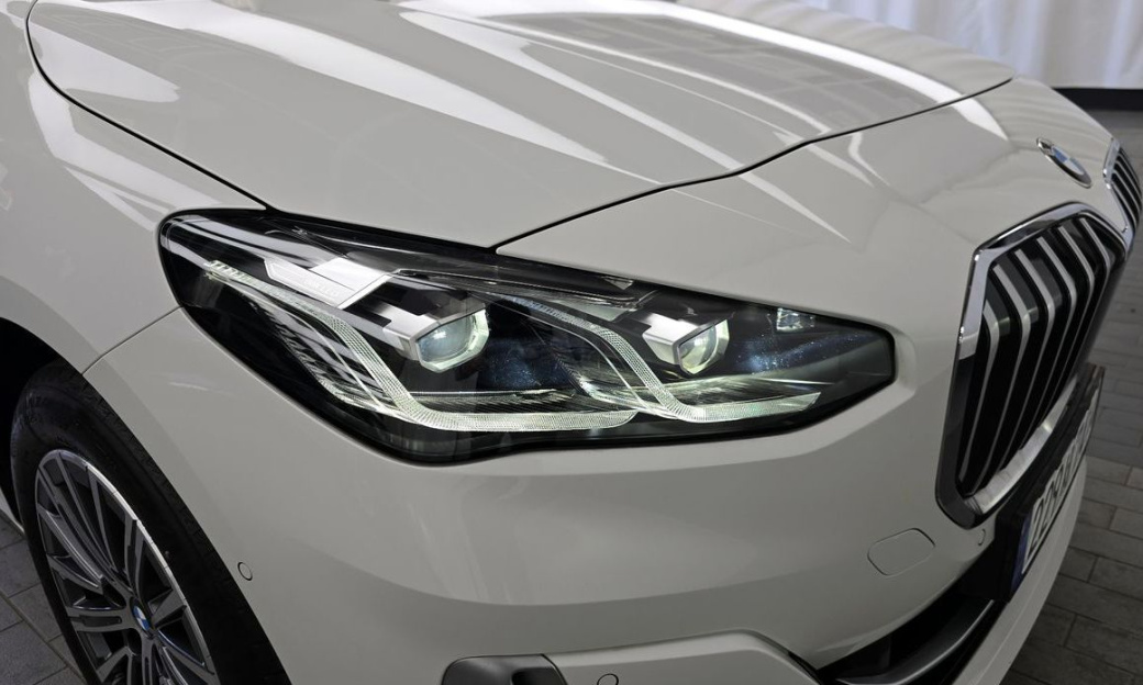 BMW 2-Series 220i Luxury, 2024