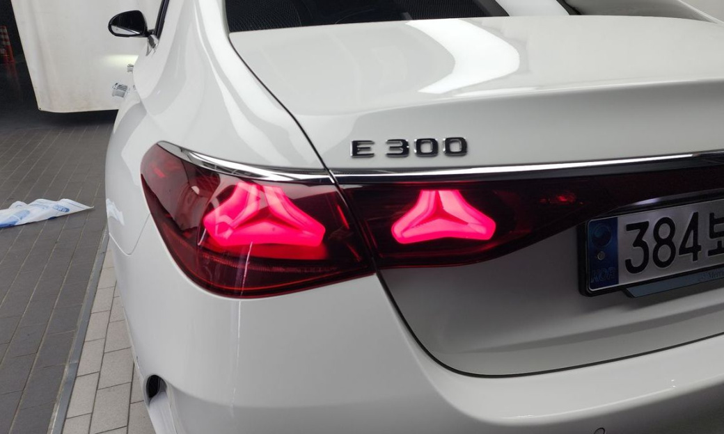 Mercedes-Benz E-Class E300 4MATIC AMG Line, 2024