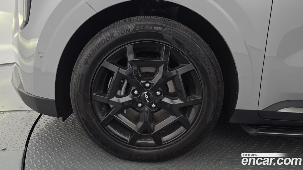 Kia Carnival 9-Seater Gravity, 2025
