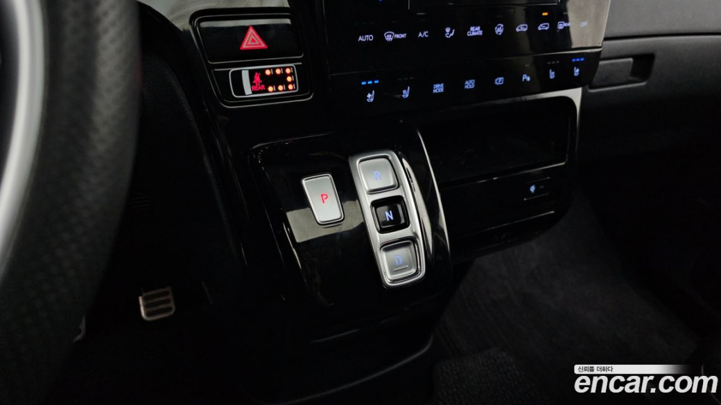 Hyundai Staria 4WD Lounge 9-Seater, 2025
