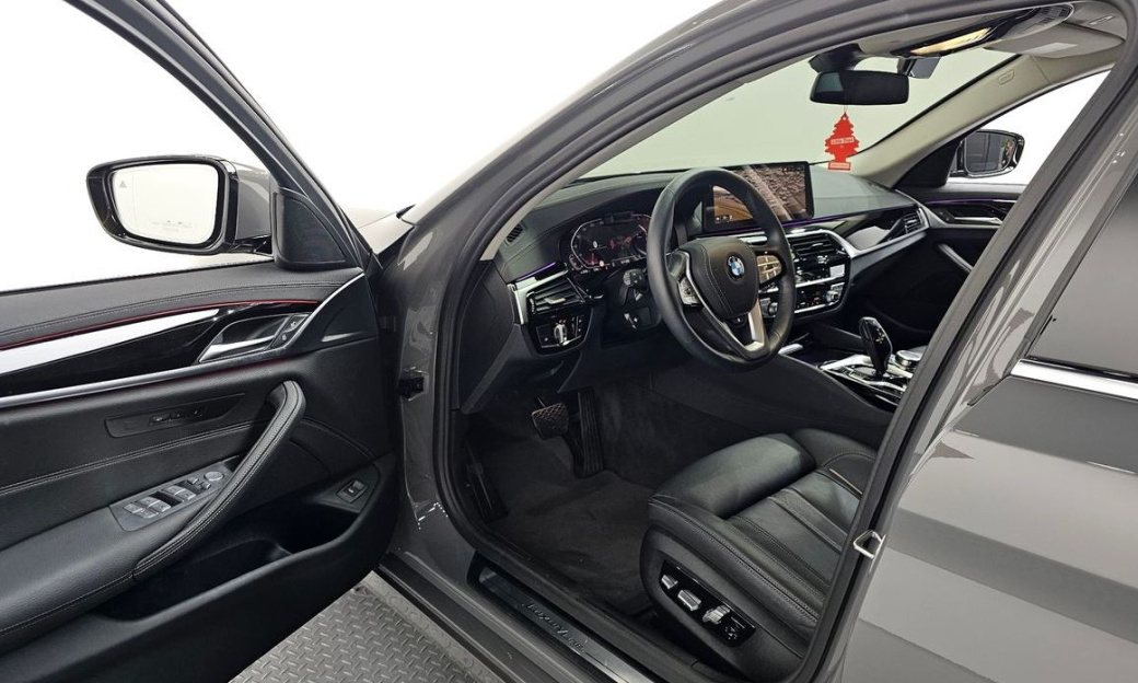 BMW 5-Series 520i Luxury, 2022