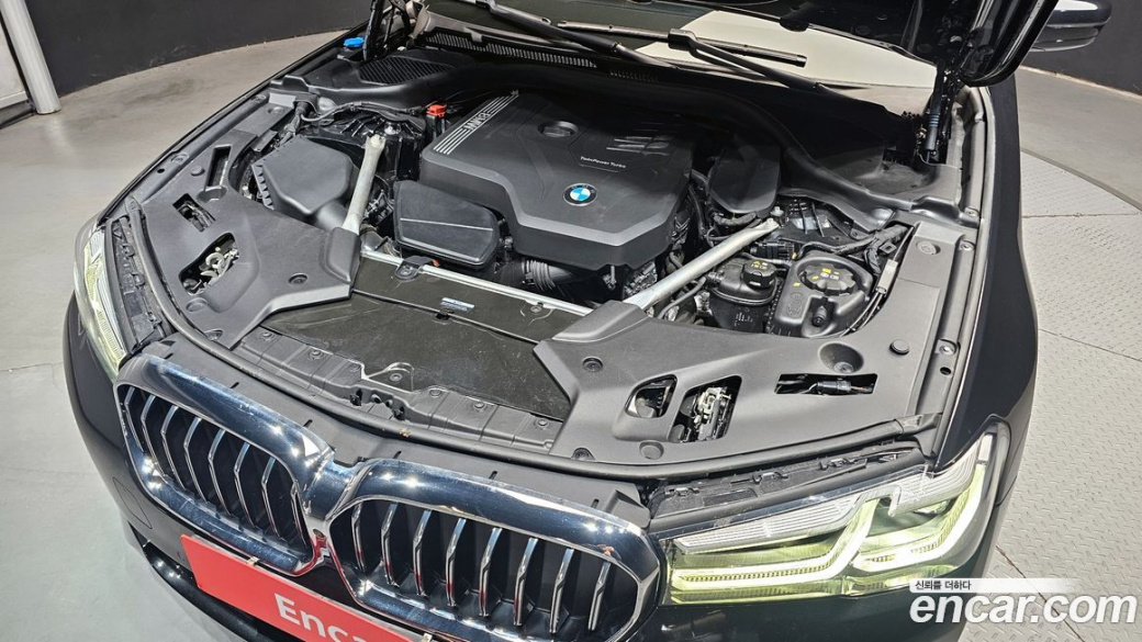 BMW 5-Series 520i Luxury, 2023