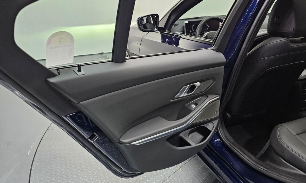 BMW 3-Series 320i M Sport, 2025