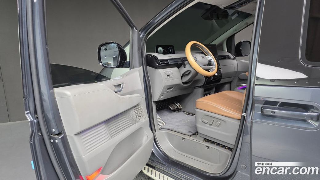 Hyundai Staria Lounge 9-Seater, 2023