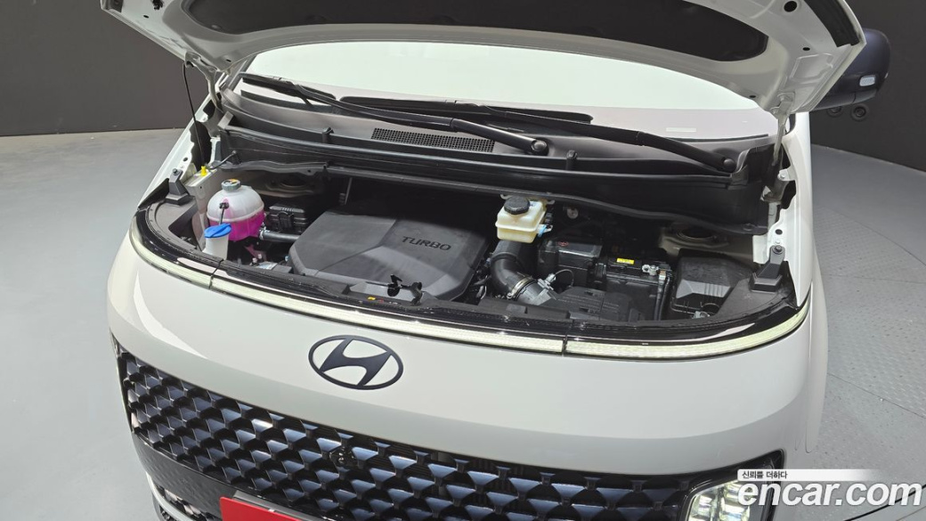 Hyundai Staria 4WD Lounge 9-Seater, 2025