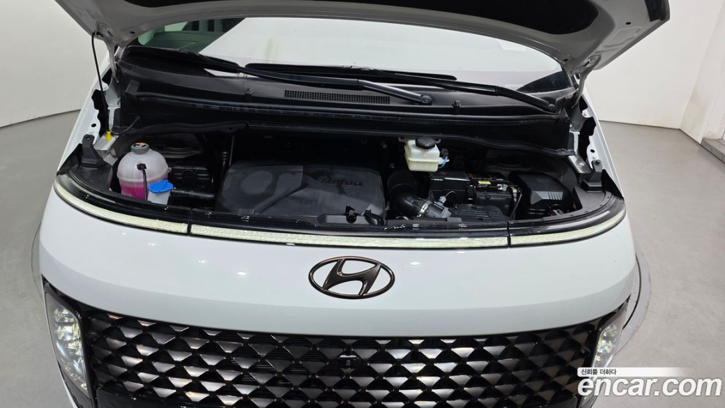 Hyundai Staria 4WD Lounge 7-Seater, 2024
