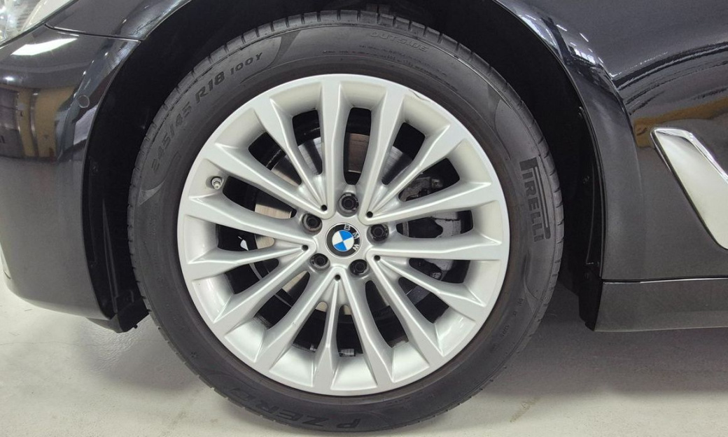 BMW 5-Series 520i Luxury, 2023