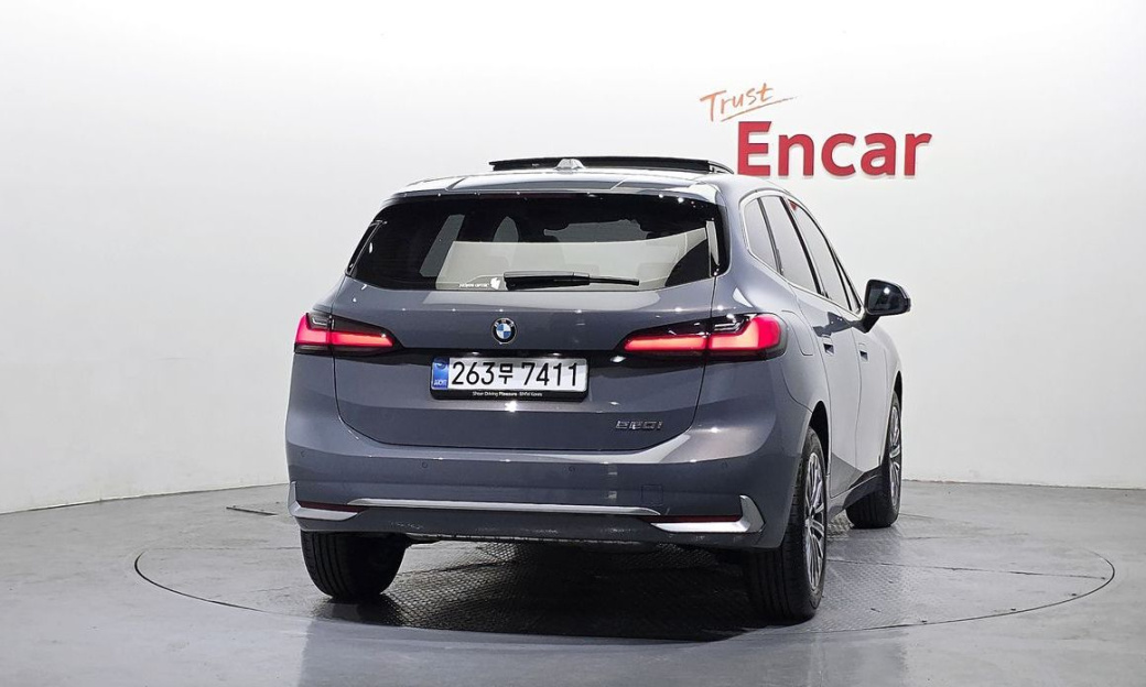 BMW 2-Series 220i Luxury, 2025