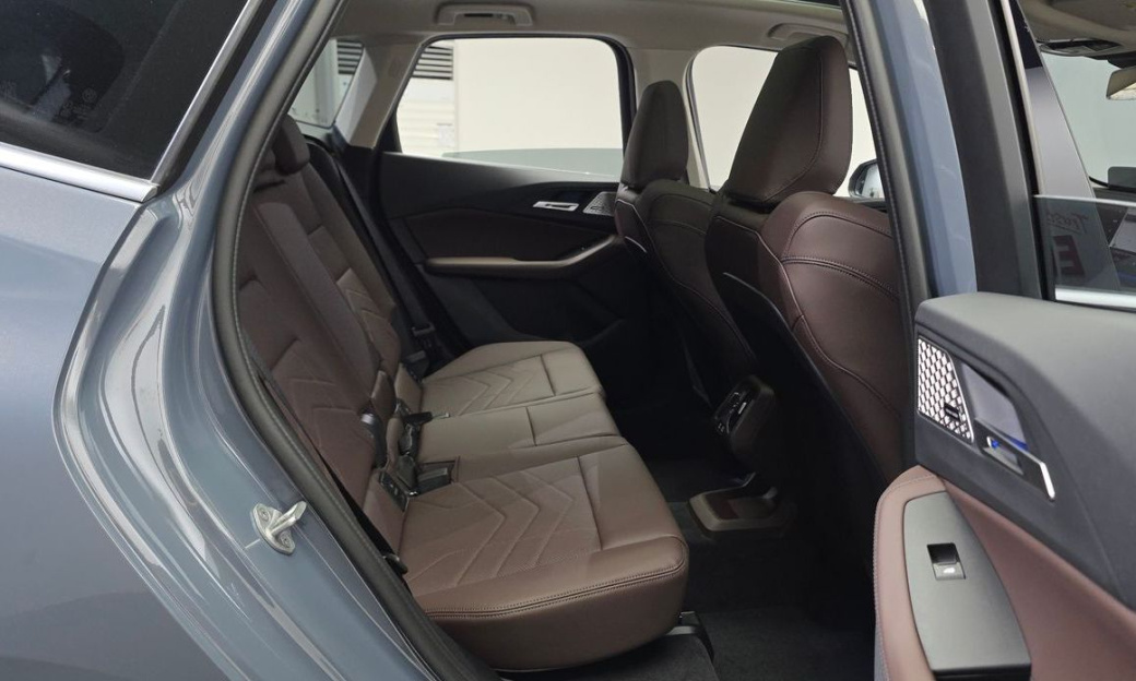 BMW 2-Series 220i Luxury, 2025