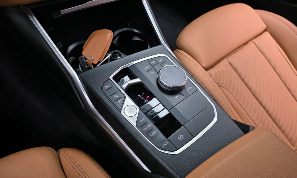 BMW 3-Series 320i Touring, 2024