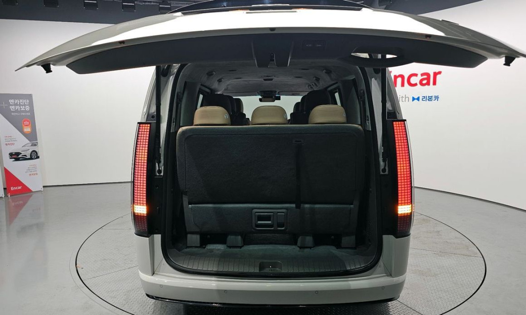Hyundai Staria 4WD Lounge 9-Seater, 2024
