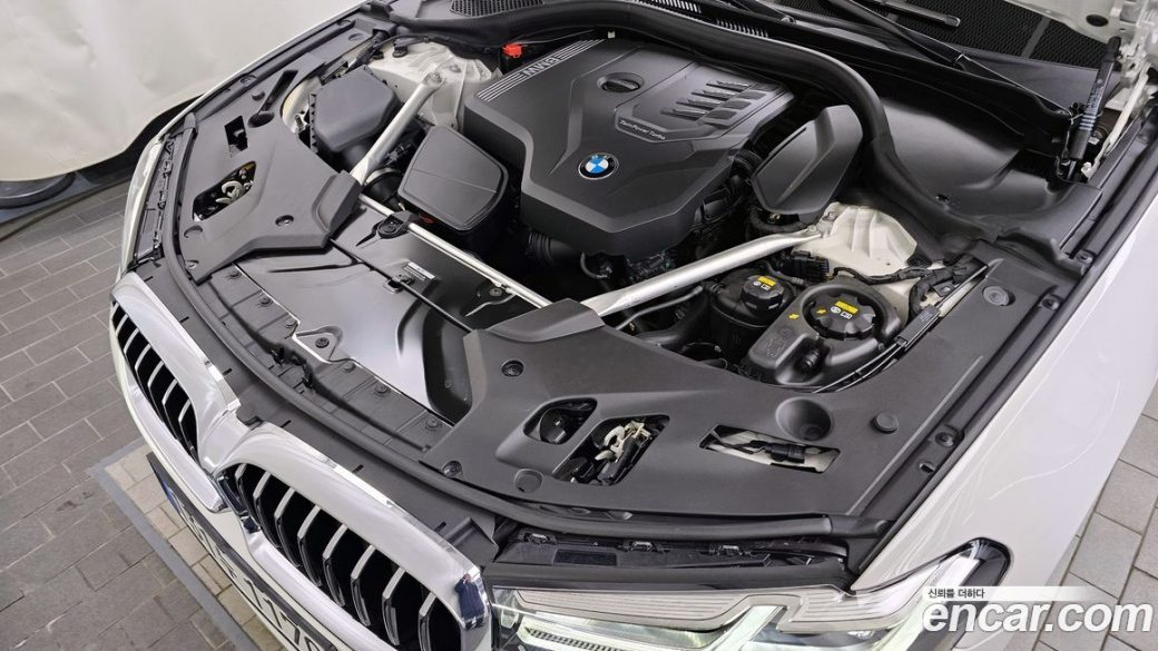 BMW 5-Series 520i Luxury, 2023