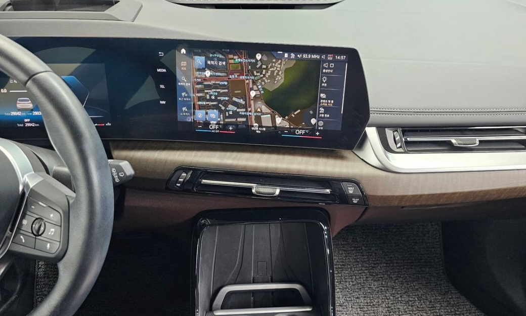BMW 2-Series 220i Luxury, 2024